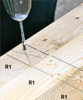 Poraa seinien palkkeihin Poraa pihavaraston seinien palkkeihin